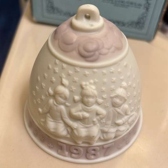 Vintage Llardo 1987 Christmas Bell Ornament - Picture 3 of 9